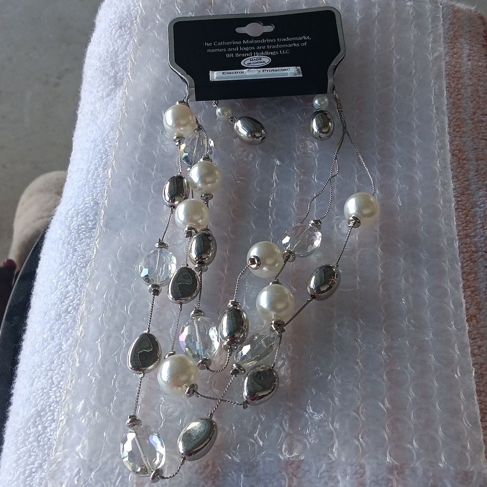 A beautiful brand new necklace with earrings set. never used. In great condition
